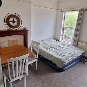 1 Bed Entire Studio Flat 10 Min From Centre Apartment