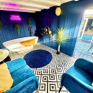 A Hidden Gem With Private Hot Tub And Garden - Netflix - Fast Wifi - Free Parking Apartment Bournemouth